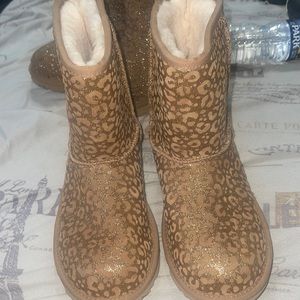 Hello I have uggs for sale.